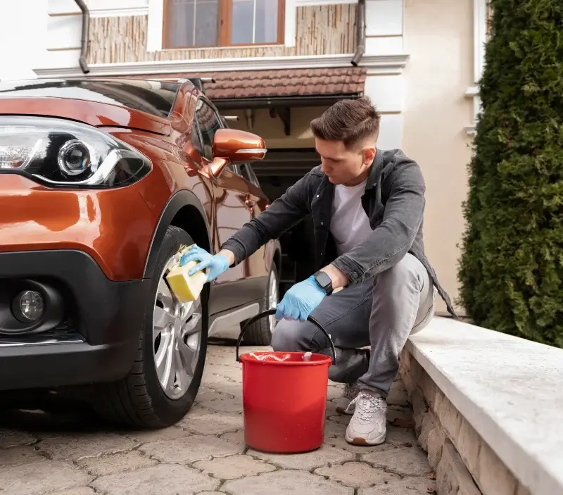 Lavage auto à domicile Ouides : professionnel intervenant sur un véhicule